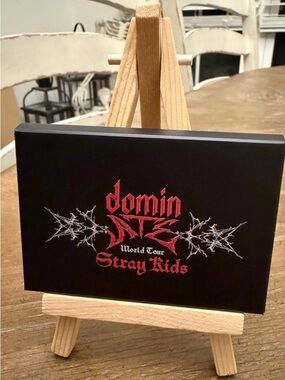 Stray Kids: dominATE World Tour Japan 2024 9 Photocard Set and box